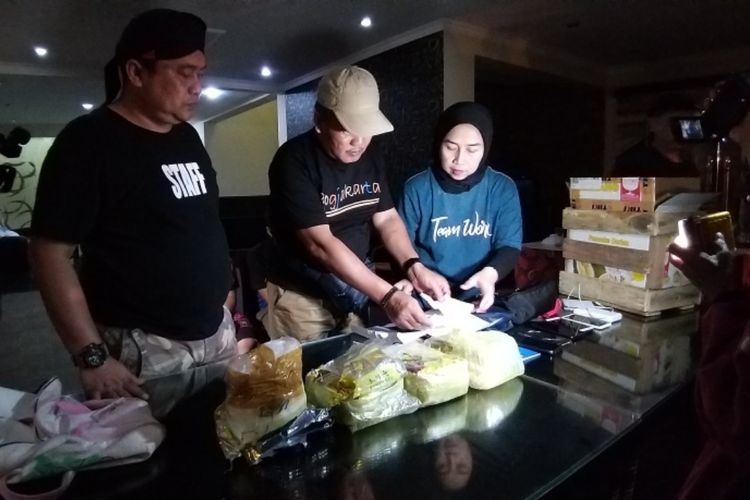 Kabid Pemberantasan BNNP Jawa Timur, AKBP Wisnu Chandra (paling kiri) kepada wartawan menunjukkan barang bukti empat kilogram narkoba jenis sabu yang berhasil diamankan dari dua wanita di lokalisasi Gude, Desa Teguhan, Kecamatan Jiwan, Kabupaten Madiun. 