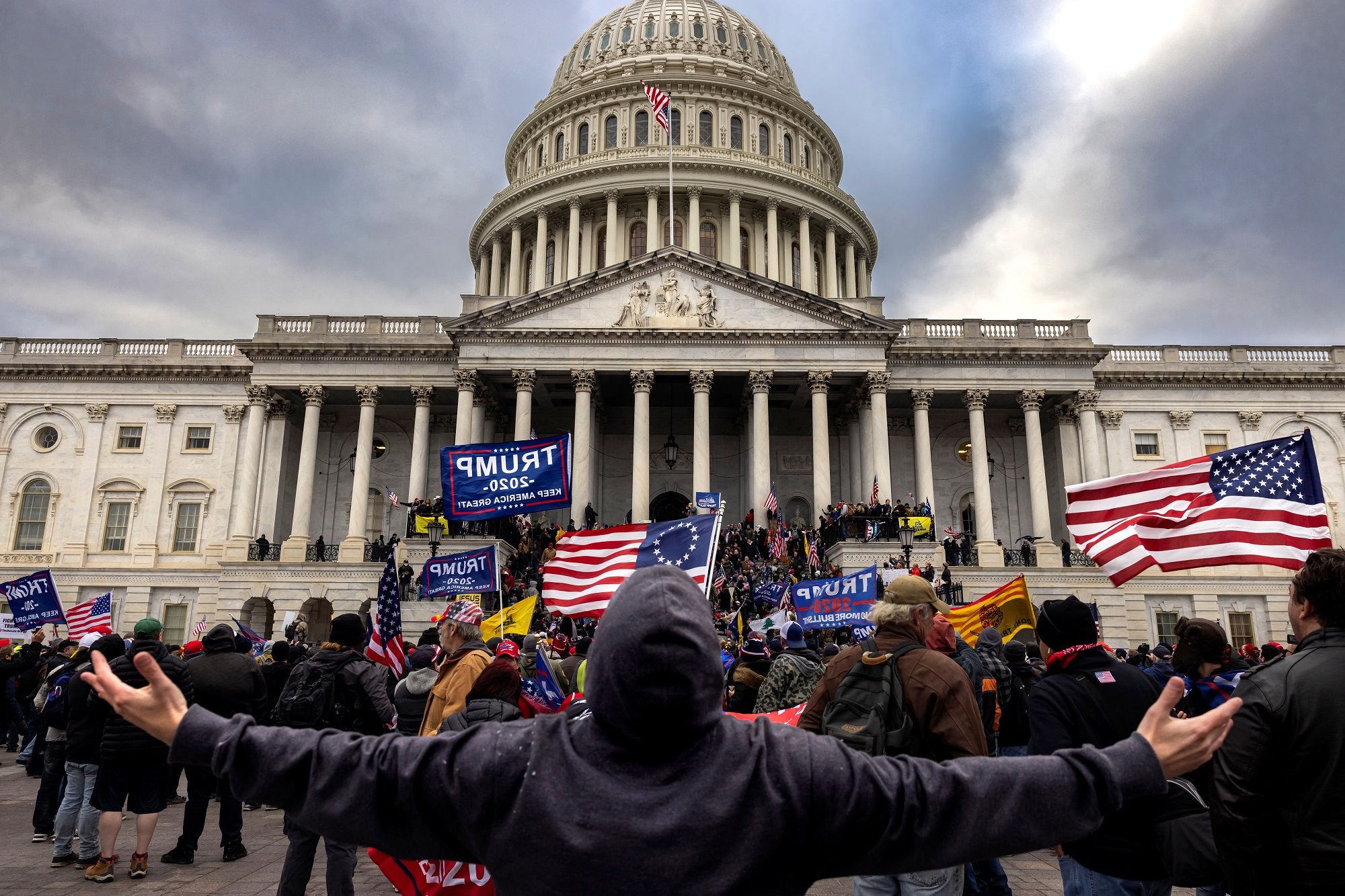 Ikut Pendukung Trump Serbu Capitol, Mantan Polisi AS Dibui 7 Tahun 