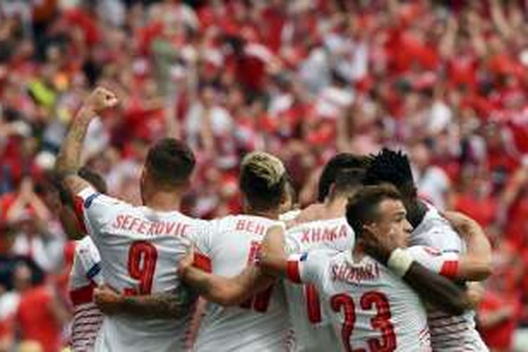 Para pemain Swiss merayakan gol Fabian Schaer ke gawang Albania pada partai Piala Eropa Grup A di Stade Bollaert-Delelis, Sabtu (11/6/2016).