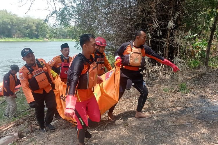 Caption: Tim SAR gabungan saat mengevakuasi jenazah ASA, warga Nganjuk yang nekat menceburkan diri ke Sungai Brantas, Senin (25/9/2023). Doc: Basarnas Surabaya