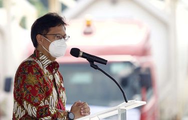 Menteri Kesehatan, Budi Gunadi memberi sambutan saat menerima bantuan 500 ton oksigen dari Indonesia Morowali Industrial Park di Pelabuhan Tanjung Priok, Jakarta, Selasa (6/7/2021).