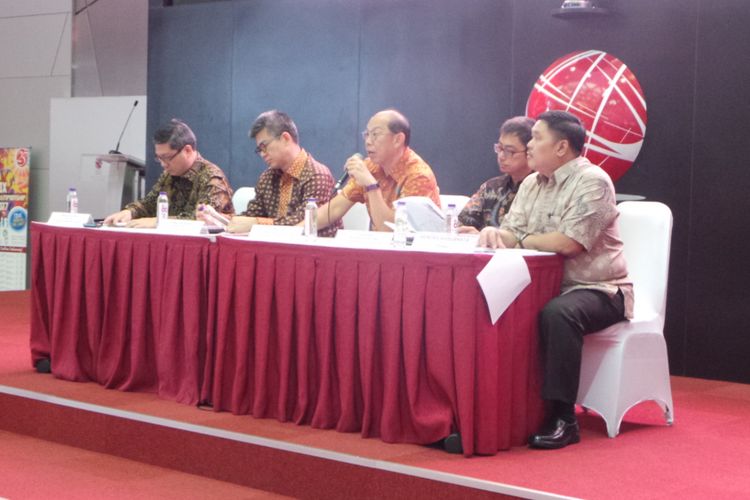 Konferensi pers yang diselenggarakan oleh direksi PT Tiga Pilar Sejahtera Food Tbk di Gedung BEI, Jakarta Selatan, Selasa (25/7/2017). Turut hadir Juru Bicara PT Indo Beras Unggul (anak usaha PT TPS Food) Jo Tjong Seng (kedua dari kanan). 