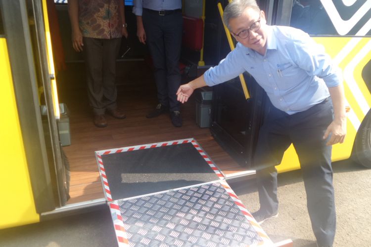 Bus tipe low entry merek Scania yang didatangkan PT Transjakarta sebagai moda transportasi baru di Jakarta. Bus ini merupakan armada ramah penyandang disabilitas karena suspensinya yang bisa diatur untuk sejajar dengan trotoar, Rabu (12/4/2017)