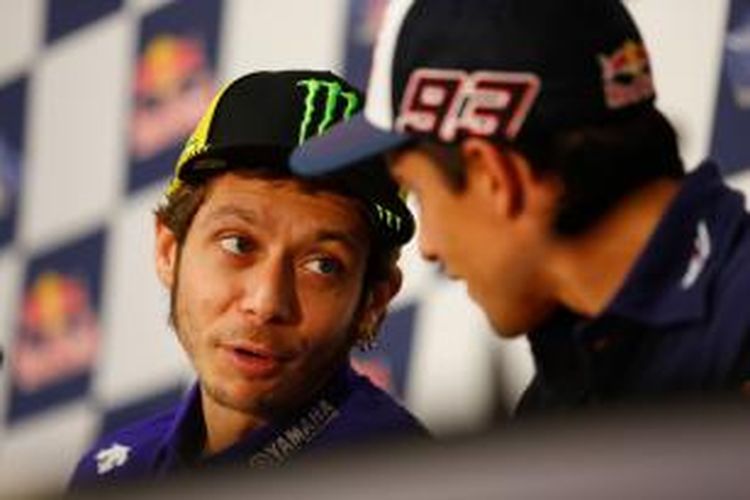 Pebalap Movistar Yamaha asal Italia, Valentino Rossi (kiri), berbicara dengan pebalap Repsol Honda asal Spanyol, Marc Marquez, saat menghadiri jumpa pers jelang GP Argentina di Sirkuit Termas de Rio Hondo, Kamis (16/4/2015).