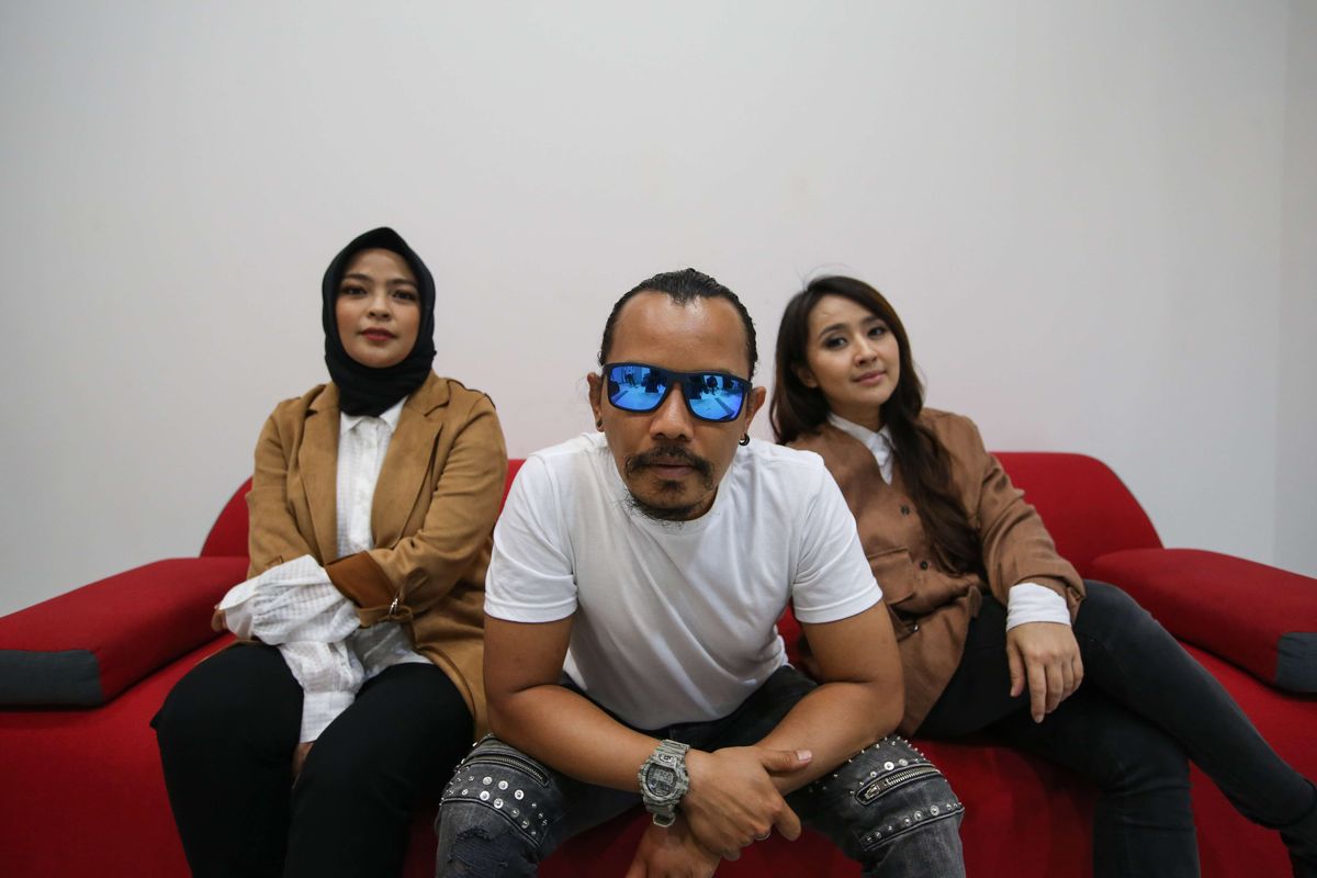 Band KotaK saat berkunjung ke Kantor Redaksi ι.com, Jakarta, Selasa (14/7/2020). KotaK diketahui baru merilis singel terbaru mereka berjudul Hoax. Sebuah lagu yang berisi pesan agar masyarakat tidak ikut menyebarkan berita-berita bohong atau hoaks.