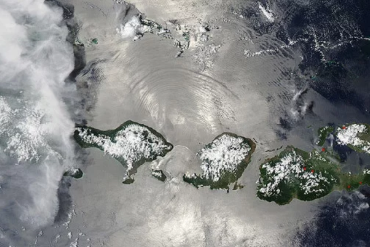 Gambar yang diambil oleh satelit Aqua NASA saat melewati Indonesia, menangkap bukti adanya gelombang soliter internal atau internal solitary wave di area yang sama di mana kapal selam KRI Nanggala-402 menghilang awal bulan ini. 