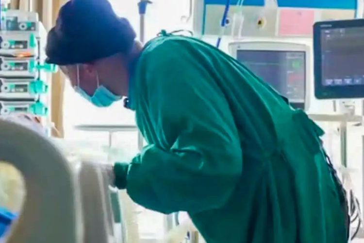 Kisah Haru Kakek 82 Tahun Rutin Tempuh 12 Jam Perjalanan demi 30 Menit Bersama Istri di ICU