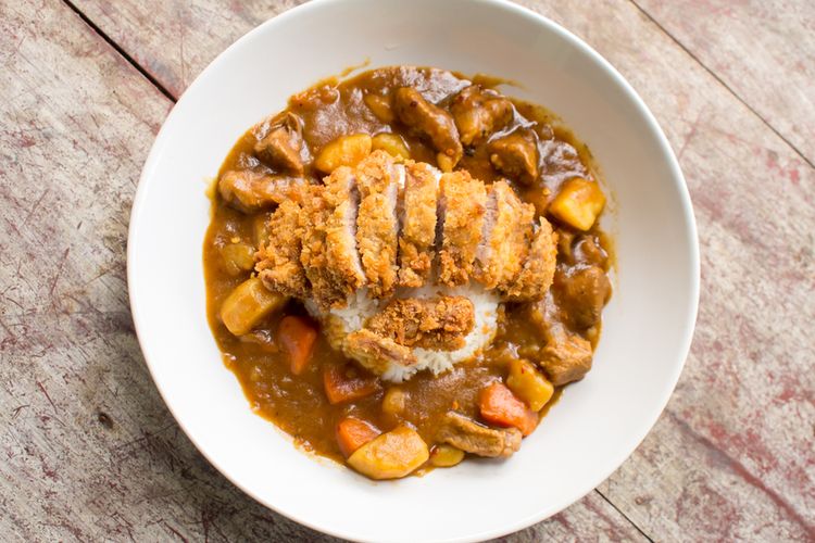 Chicken katsu curry atau ayam katsu saus kari, lengkap dengan sayur dan nasi putih.