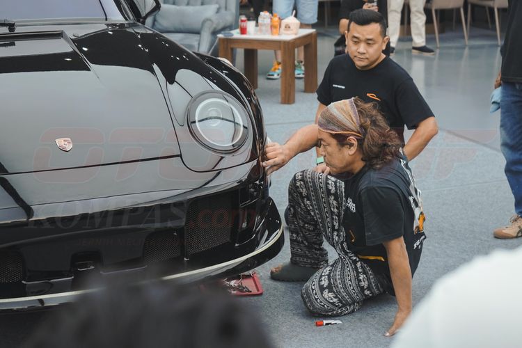 Mobil RWB ke-10 di Indonesia Sedang di Modifikasi Akira Nakai