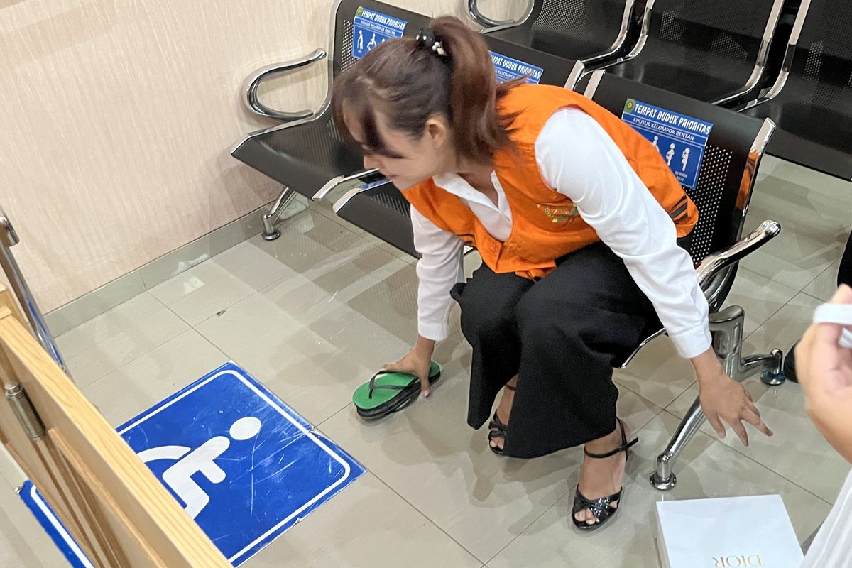 Selebgram Isa Zega saat mengganti sandal jepit dengan sendal Cristian Dior di ruang sidang PN Kepanjen, Selasa (4/3/2025).