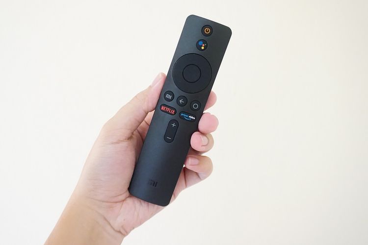 Xiaomi Mi TV 4 memiliki remote minimalis dengan sedikit tombol. 