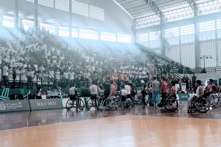 Pertandingan Indonesia vs Kamboja pada cabor basket kursi roda atau wheelchair putra ASEAN Para Games 2022 di Sritex Arena pada Selasa (2/8/2022).