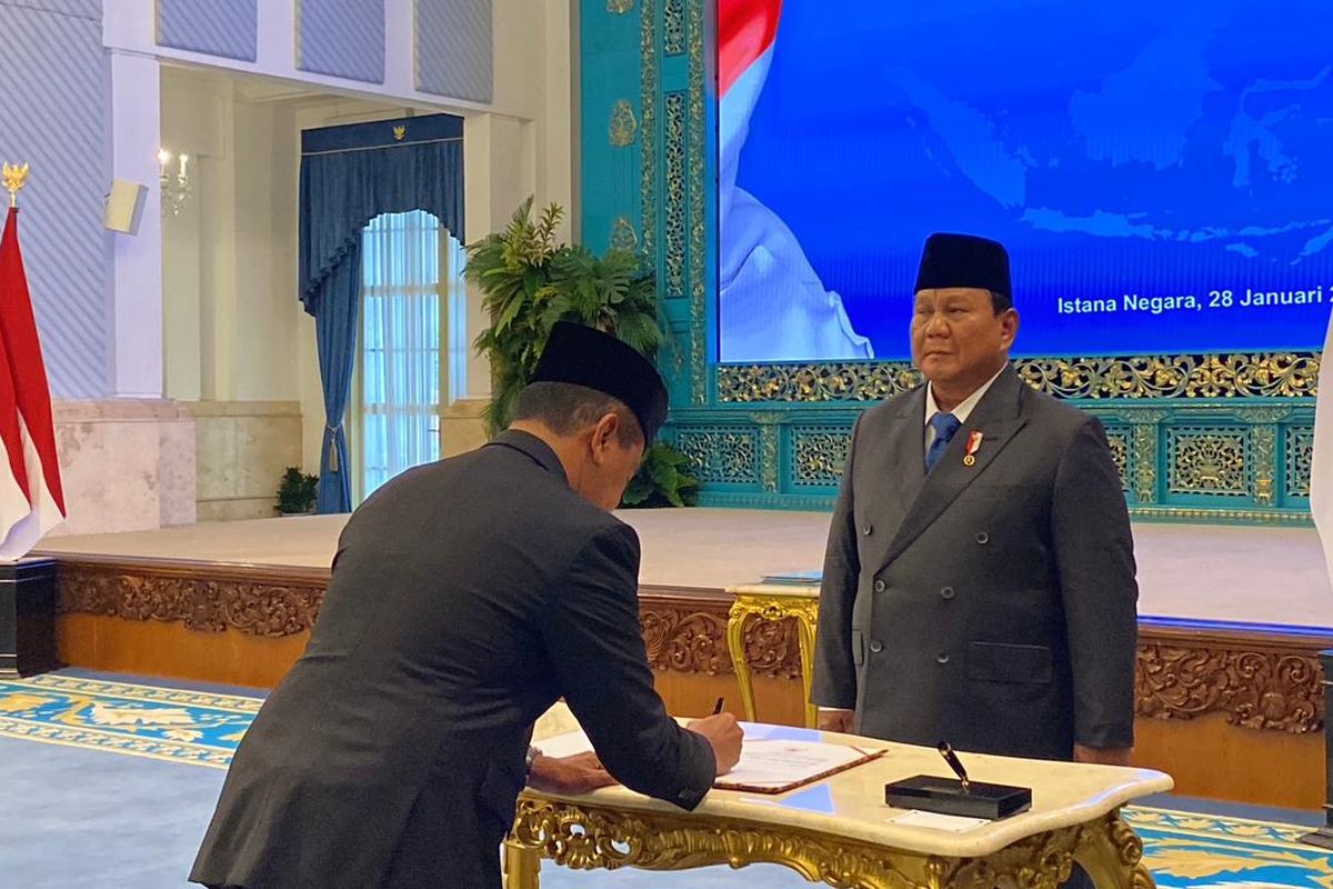 Presiden Prabowo Subianto melantik 15 orang Dewan Energi Nasional (DEN) di Istana Kepresidenan Jakarta, Rabu (28/1/2026). Sebanyak delapan orang anggota DEN berasal dari unsur pemangku kepentingan seperti akademisi, industri, hingga teknologi. Sementara 7 anggota lainnya dari unsur menteri. 