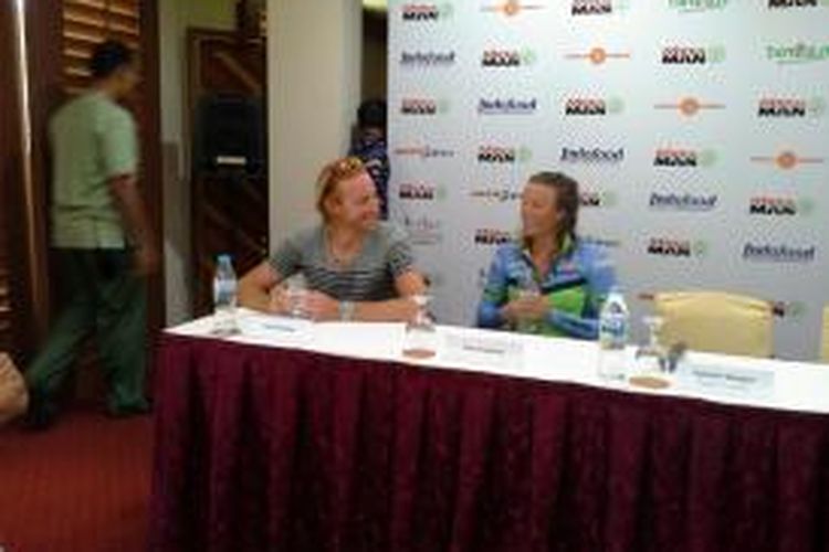 Triatlet asal New Zealand, Gina Crawford (kanan), berbicara kepada rekan pers didampingi triatlet asal Australia, David Dellow, di Hotel Nirwana, Bintan, Riau, Sabtu (30/8/2013).