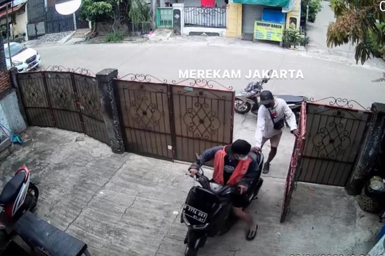 Dua maling motor berinisial  TA (21) dan F (27) tengah melancarkan aksinya di salah satu rumah warga di Jalan Walang Timur, Tugu Utara, Koja, Jakarta Utara, Minggu (2/4/2023). 