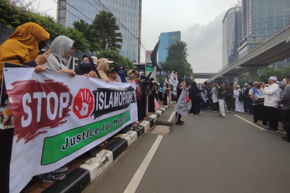 Sejumlah massa dari Front Persaudaraan Islam (FPI) dan Persaudaraan Alumni (PA) 212 yang berunjuk rasa mulai berdatangan ke sekitar gedung Kedutaan Besar (Kedubes) India di Setiabudi, Jakarta Selatan, Jumat (17/6/2022) siang.