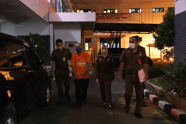 BA (baju orange) ditahan di Rutan Kejati Jatim sejak Rabu (16/3/2022).