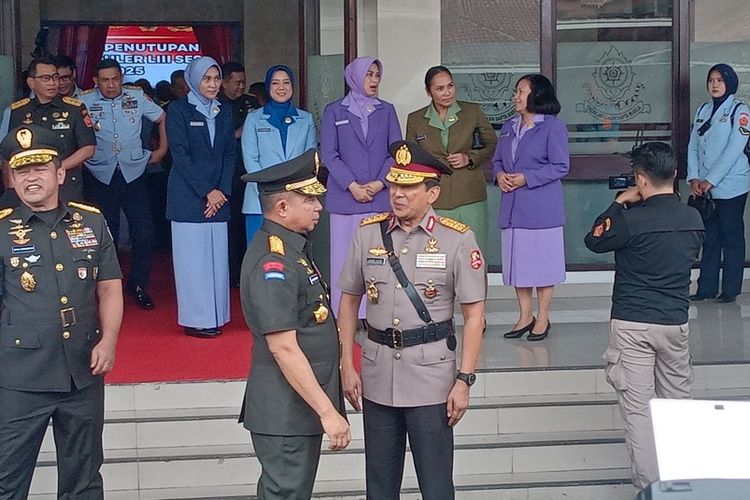 Panglima TNI Jendral Agus Subiyanto tengah menghadiri penutupan Dikreg LIII Sesko TnI 2025, di sesko TNI , Kota Bandung, Jawa Barat.