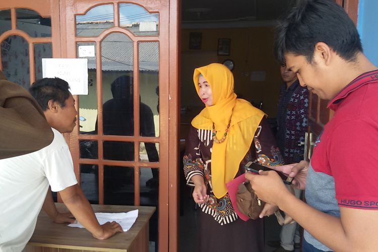 Brekele, seorang sopir angkot di Pangkal Pinang, saat diterima Ketua Bawaslu Pangkal Pinang Ida Kumala terkait rencana pemasangan stiker bernuansa kampanye.