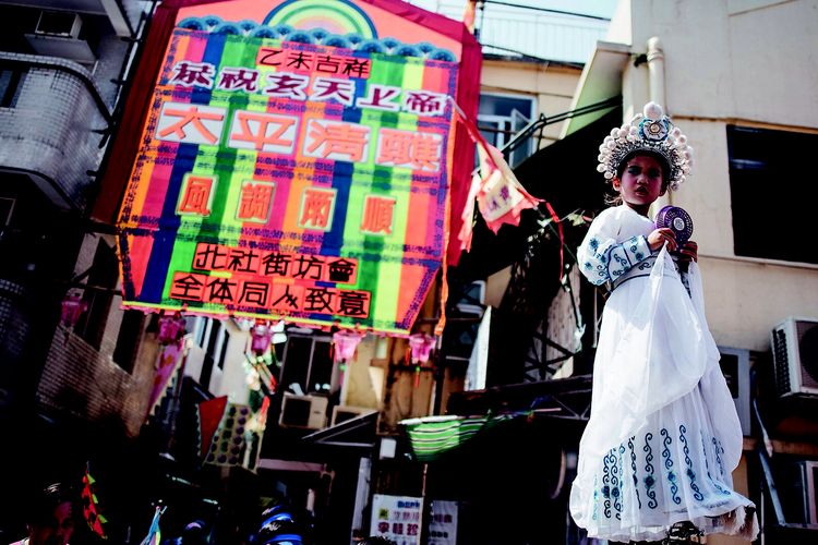 Seorang anak berkostum saat Piu Sik Parade (Parade Piu Sik) saat Festival di Pulau Cheng Chau pada 25 Mei 2015 di Hong Kong. Dikenal sebagai salah satu perayaan budaya yang penuh warna, Festival Cheng Chau Bun memiliki sejarah lebih dari 100 tahun.