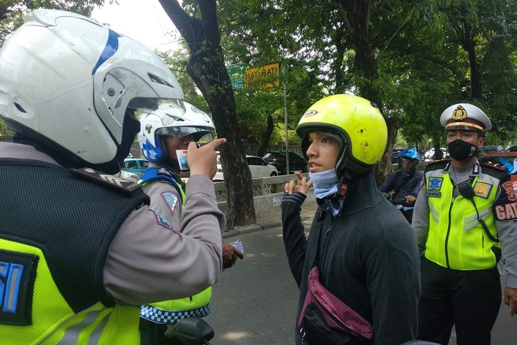 Pengendara motor diberhentikan polisi dalam Operasi Zebra Jaya 2018 di Jalan Permata Hijau, Rabu (31/10/2018).