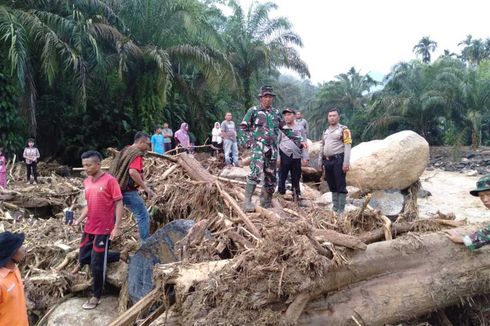 Bupati Labuhanbatu Utara Nyaris Hanyut saat Tinjau Banjir Bandang