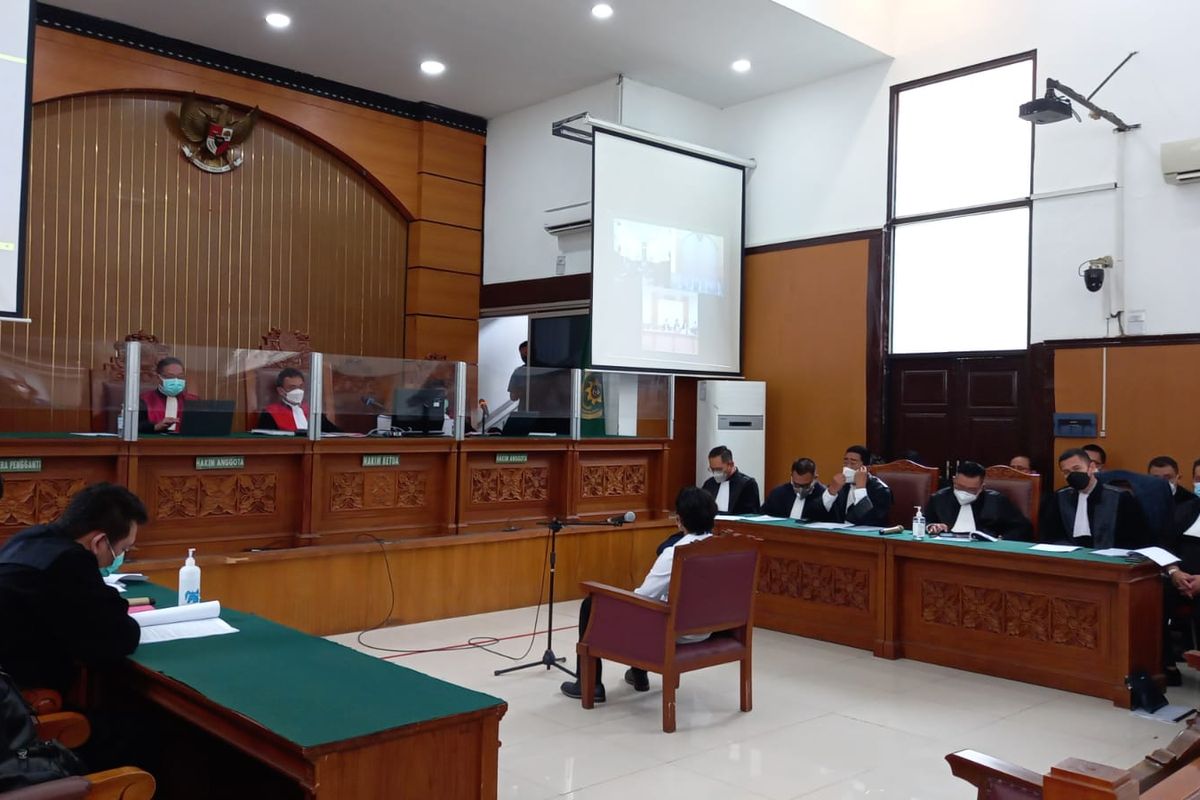 Pengadilan Negeri Jakarta Selatan menggelar sidang kasus dugaan tindak pidana pembunuhan (unlawful killing) terhadap empat laskar Front Pembela Islam (FPI) di KM 50 Tol Jakarta-Cikampek ke Pengadilan Negeri Jakarta Selatan, Senin (18/10/2021).