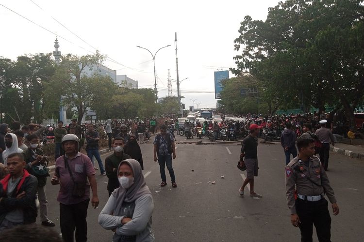 Aksi demonstrasi mahasiswa Universitas Muslim Indonesia (UMI) Jl Urip Sumohardjo, Makassar, Senin (5/9/2022) petang.