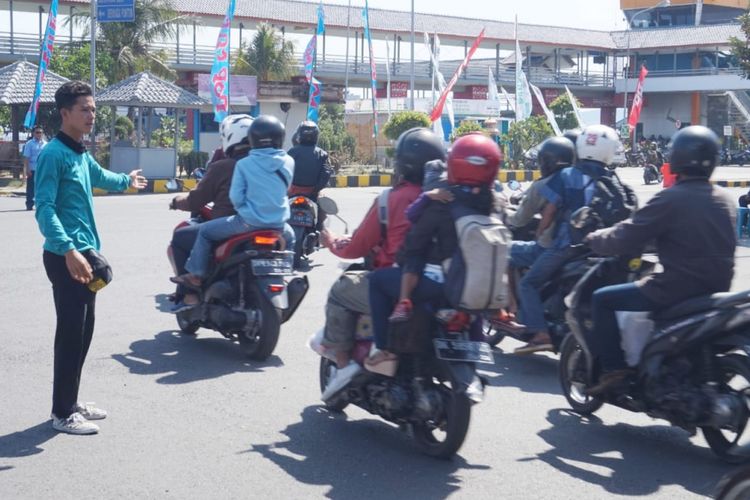 Ariawan menjadi relawan di Pelabuhan Gilimanuk pada arus mudik dan balik di musim Lebaran tahun  2018. Tugasnya beraneka ragam untuk memastikan urusan para pemudik lancar.