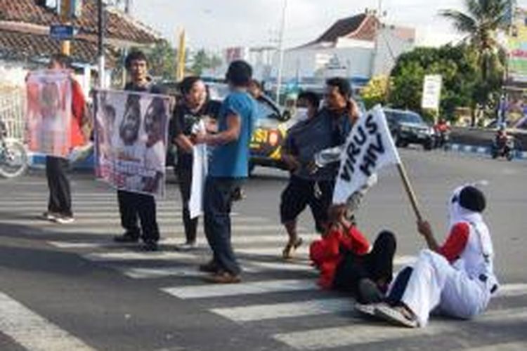 Aksi damai relawan peduli AIDS di Taman Tirtawangi Banyuwangi Kamis (18/9/2014)