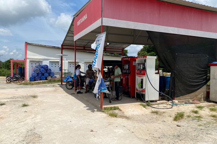 Satu-satunya SPBU di Kota Tiakur Pulau Moa Kabupaten Maluku Barat Daya yang menjual BBM dan terlihat tak ada lagi antrian seperti pekan lalu