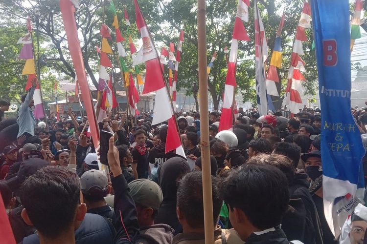Aksi unjuk rasa di Cianjur, Jawa Barat, Sabtu (30/8/2025) berujung ricuh.