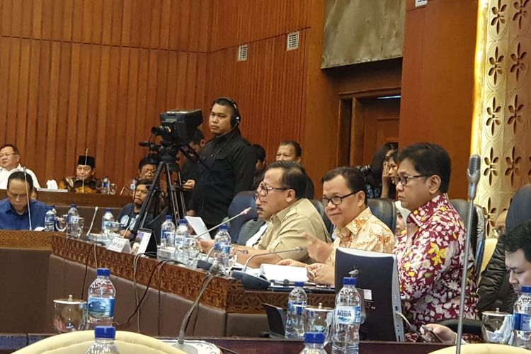 Menteri Pertanian Andi Amran Sulaiman bersama jajarannya di Kementerian Pertanian menghadiri Rapat Kerja (Raker) bersama Anggota Komisi IV DPR, di Jakarta, Senin (17/6/2019).