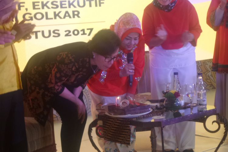 Menteri Keuangan Sri Mulyani diberi kue ulang tahun dalam acara workshop nasional perempuan Partai Golkar di Hotel Sultan, Jakarta, Minggu (27/8/2017).