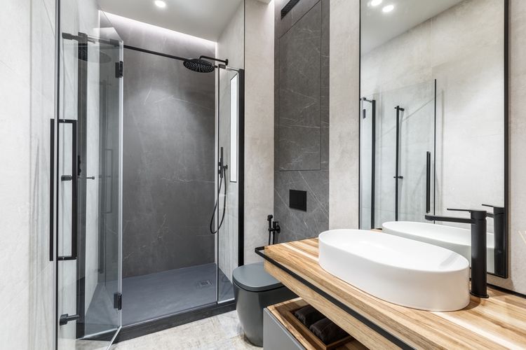 Ilustrasi kamar mandi minimalis dengan ubin berwarna abu-abu