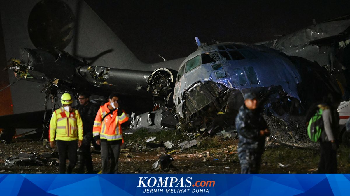 Pesawat Militer C-130 Hercules Jatuh Bawa Uang, Warga Berhamburan Rebutan
