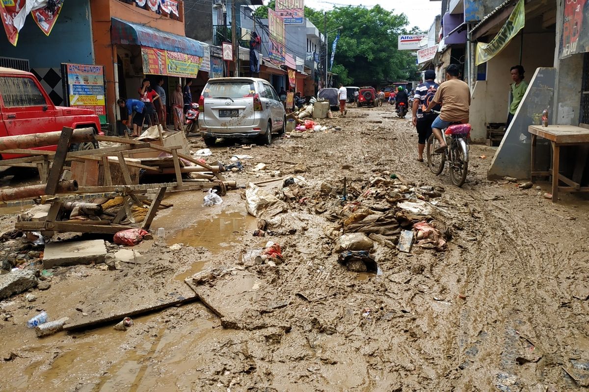 Perumahan Pondok Gede Permai, Jatiasih, Kota Bekasi masih tergenang lumpur di atas mata kaki orang dewasa, Jumat (3/1/2020) usai digempur banjir sejak Rabu (1/1/2020).