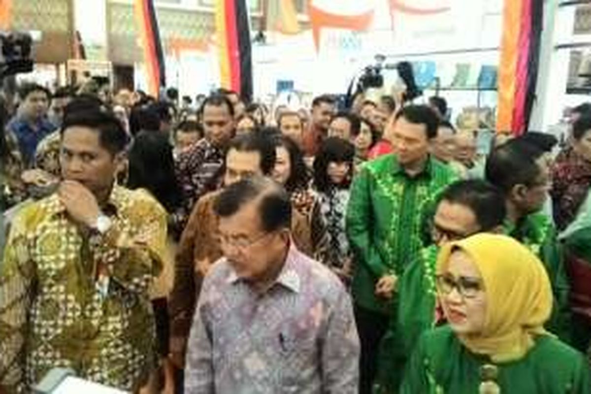 Wakil Presiden Jusuf Kalla saat mengunjungi acara Inacraft  2016 di Jakarta Convention Center (JCC), Rabu (20/4/2016). 