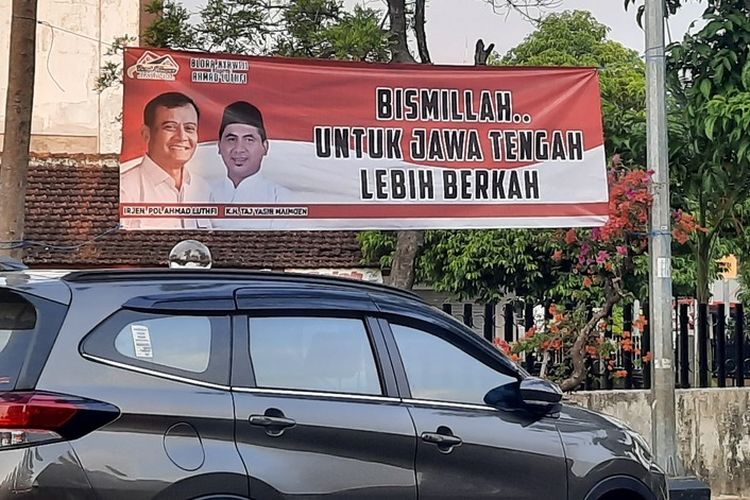 DUET: Spanduk bergambar Ahmad Luthfi berpasangan dengan Gus Yasin di Alun-alun Blora, Jawa Tengah, Senin (10/6/2024)