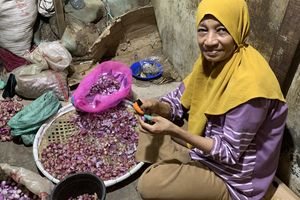 Di Balik Tumpukan Bawang Kramat Jati: Saat Rp 20.000 Menjadi Pembeli Senyum dan Kebutuhan