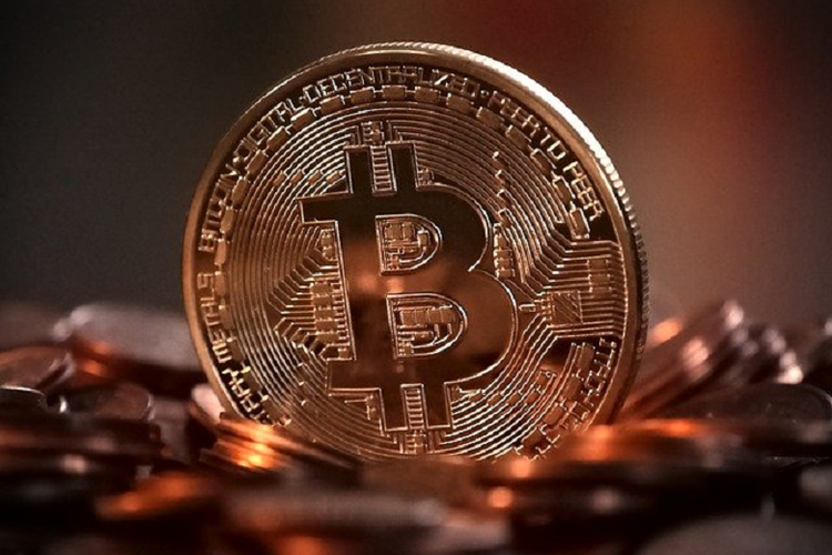 Bitcoin adalah mata uang kripto pertama yang memiliki nilai kapitalisasi paling besar