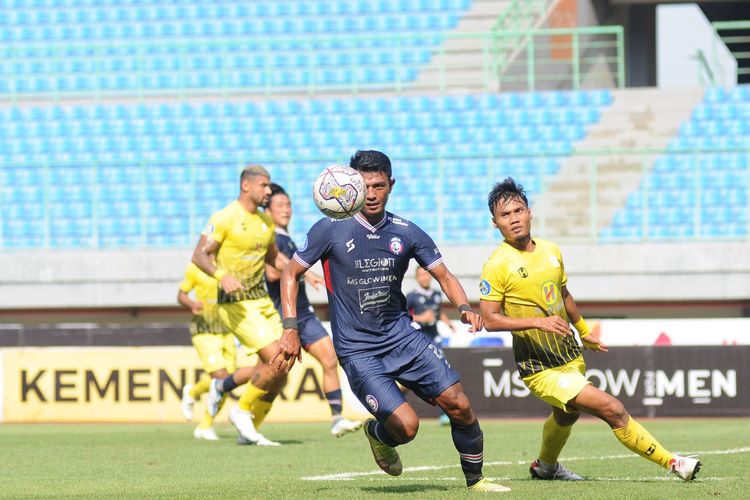 Pemain Arema FC Dedik Setiawan bersiap mengontrol bola saat pertandingan pekan ke-25 Liga 1 2022-2023 melawan Barito Putera di Stadion Patriot Candrabhaga Bekasi, Sabtu (18/2/2023) sore.