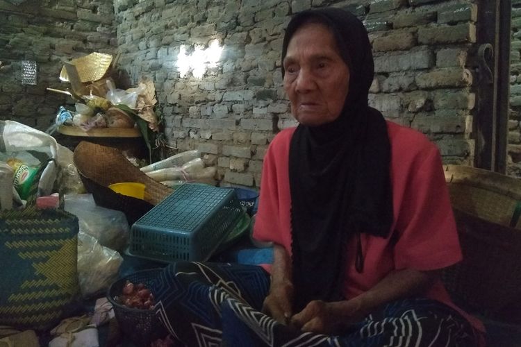 Mbah Siah (80),  hidup sebatang kara membuat dia masih harus bekerja mencari sisa panen padi atau kacang di sawah milik warga. Meski berusai lanjut, Mbah Siah tidak pernah menerima bantuan dari pemerintah karena tak memiliki KTP.