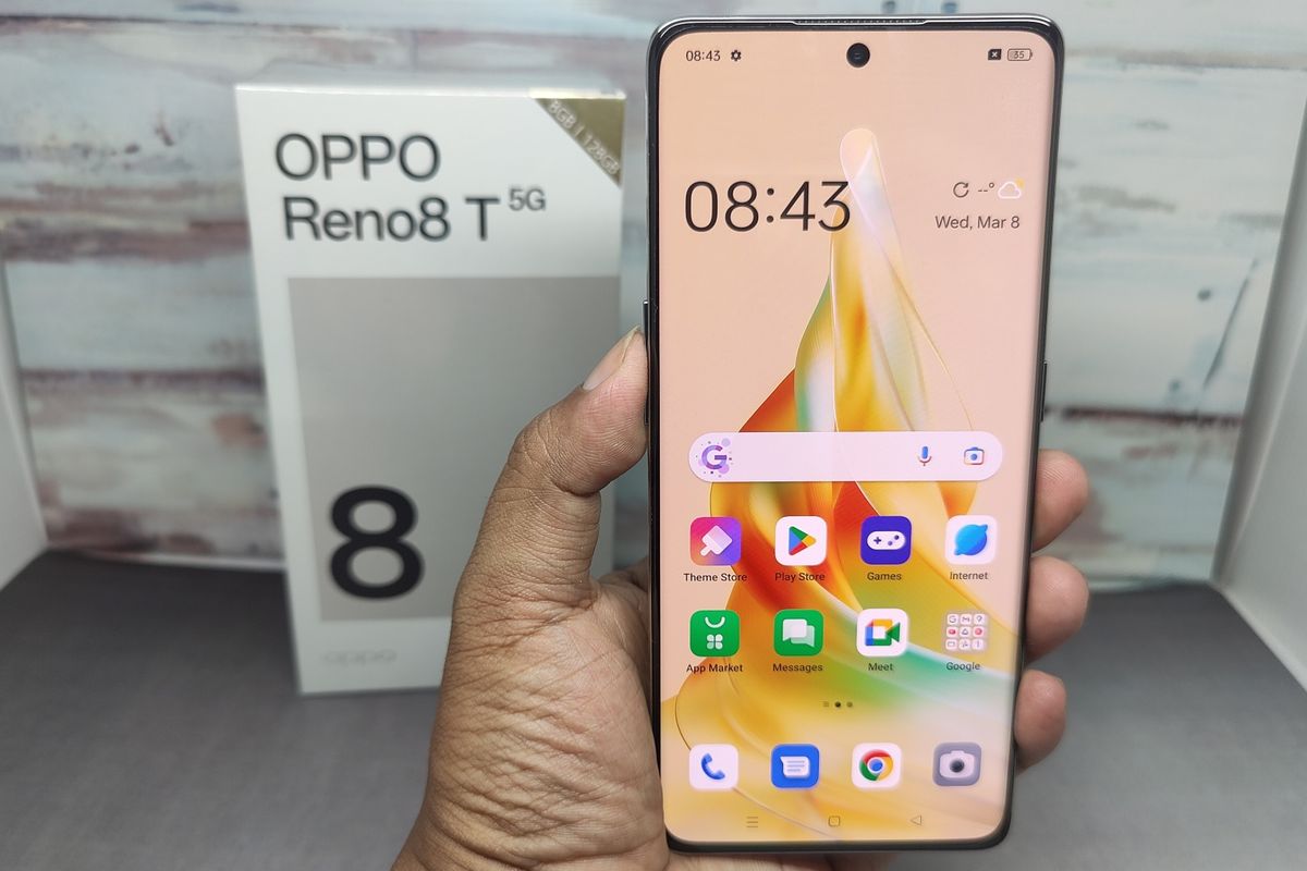 Oppo Reno 8 T 5G dalam genggaman.