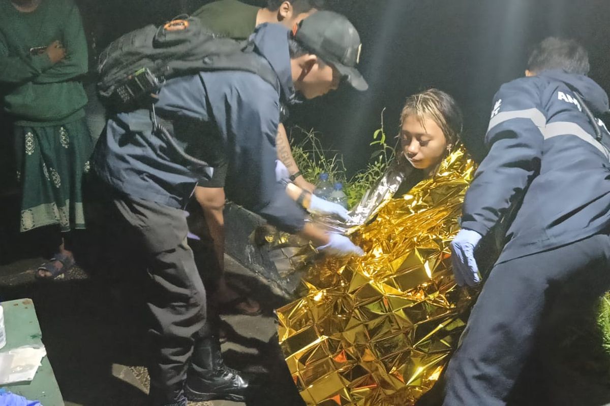 Proses evakuasi wisatawan perempuan yang terseret arus saat surfing di Pantai Geger, Nusa Dua, Kabupaten Badung, pada Kamis (4/12/2025).