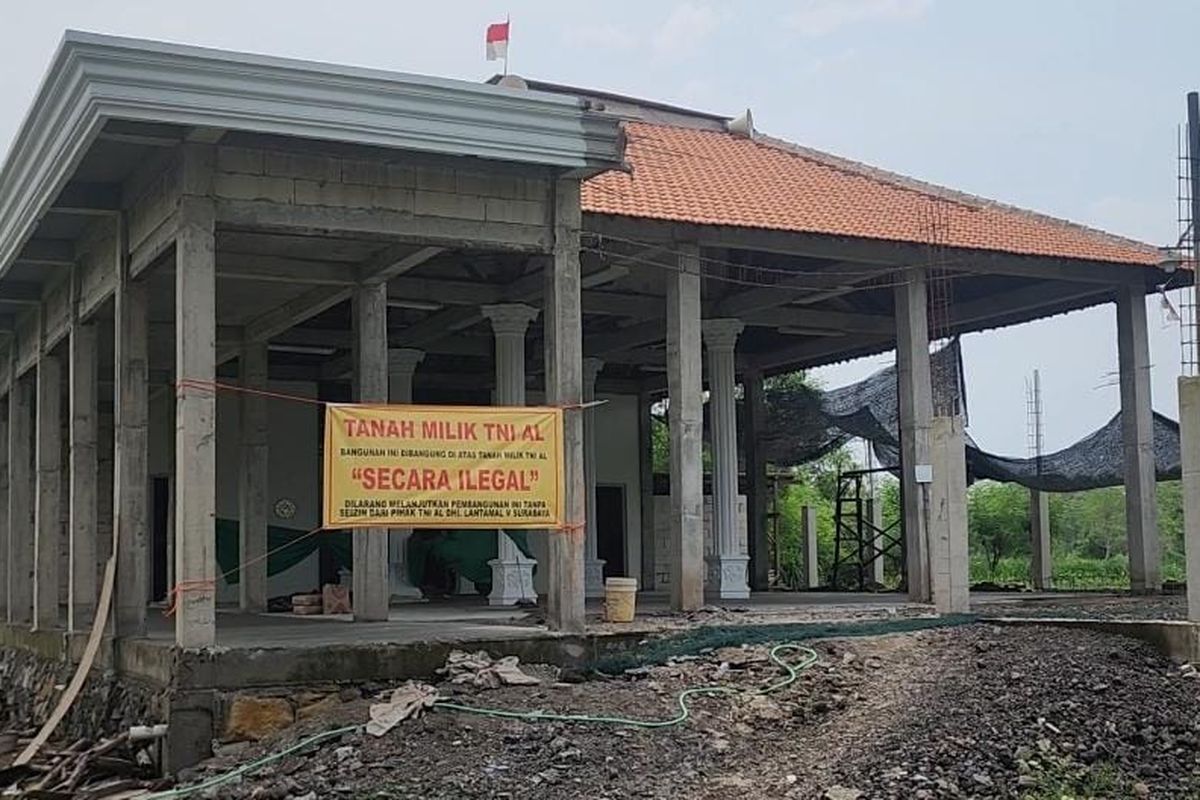 TNI AL dari Puslatpur 3 Grati Pasuruan memasang tanda larangan untuk meneruskan pembangunan masjid di Dusun Tampungrandu, Desa Tampung, Kecamatan Lekok, Kabupaten Pasuruan karena dinilai pembangunan masjid itu berdiri di tanah milik TNI AL, Kamis (27/03/2025). 