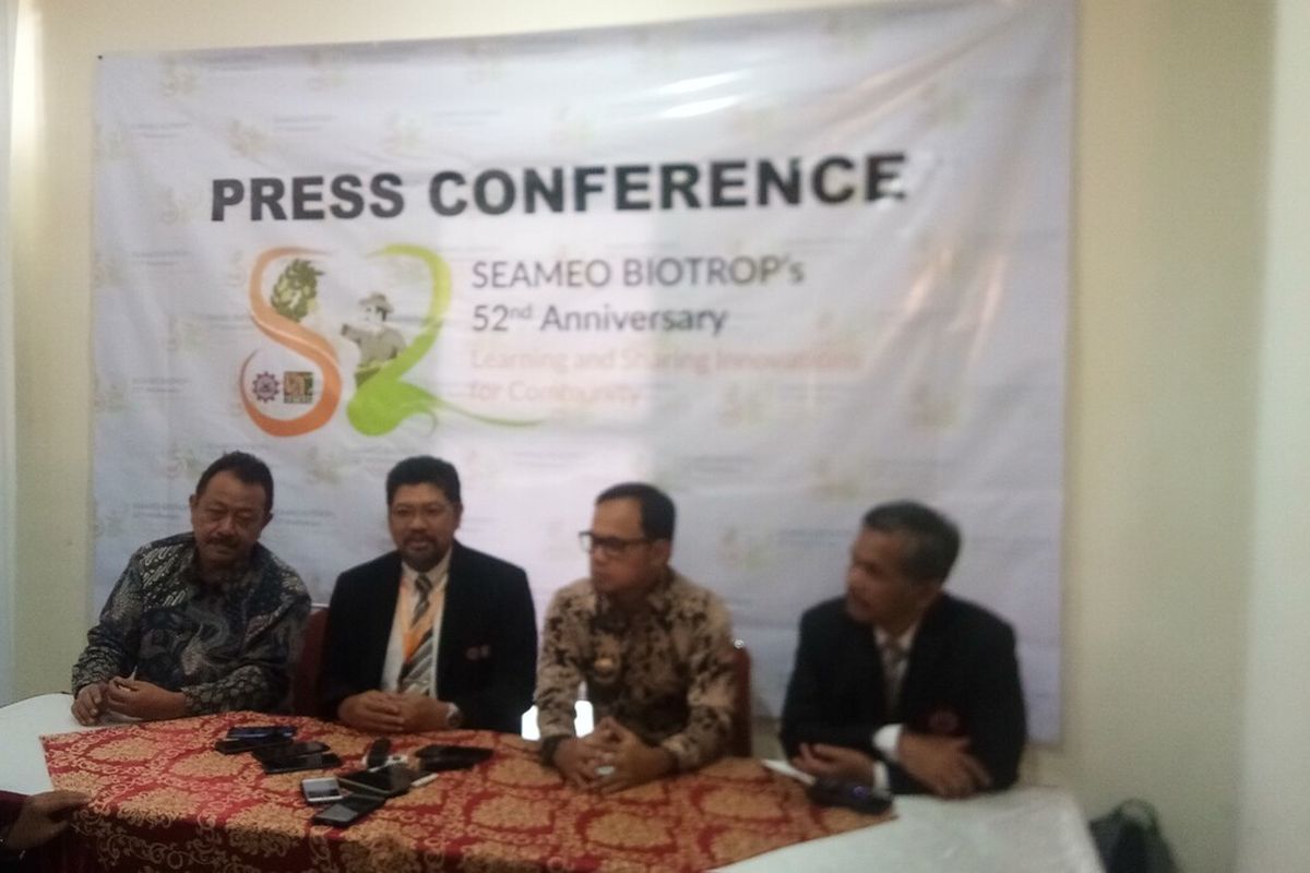 Direktur Southeast Asian Regional Centre for Tropical Biology (SEAMEO BIOTROP) Irdika Mansur (kedua kiri) saat menyampaikan hasil inovasi selama perjalanan 52 tahun dalam press conference HUT SEAMEO BIOTROP, di Bogor, Jawa Barat, Rabu (26/2/2020).