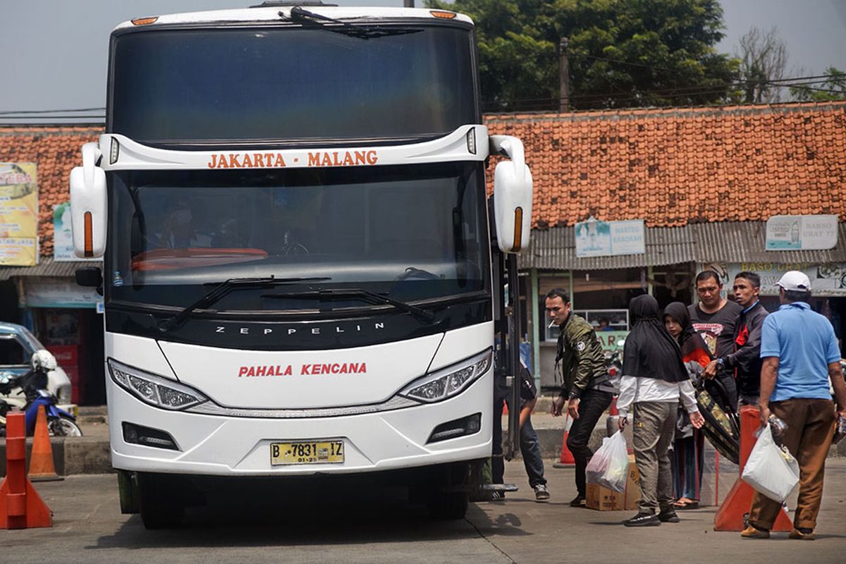 Sejumlah warga antre masuk bis antar provinsi untuk mudik lebih awal di Terminal Bus Pakupatan, Serang, Banten, Kamis (23/4/2020). Meski pemerintah melarang mudik lebaran tahun 2020, sejumlah warga tetap pulang ke kampung halamannya sebelum puasa dengan alasan sudah tidak ada pekerjaan meski nantinya harus menjalani isolasi mandiri.