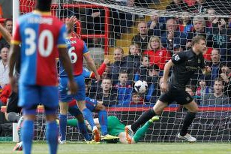 Penyerang Manchester City, Edin Dzeko, merayakan golnya seusai membobol gawang Crystal Palace dalam lanjutan Premier League, Minggu (27/4/2014). 