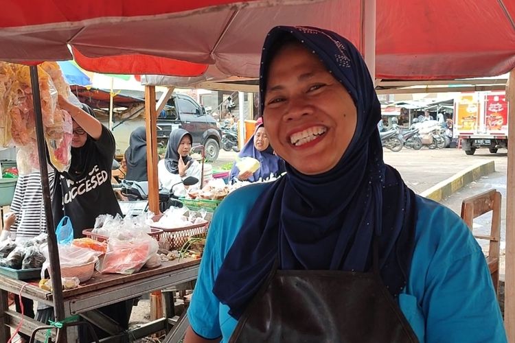 Samini penjual daging ayam di Pasar Sumber Kabupaten Cirebon Jawa Barat, Selasa (12/3/2024) siang.  